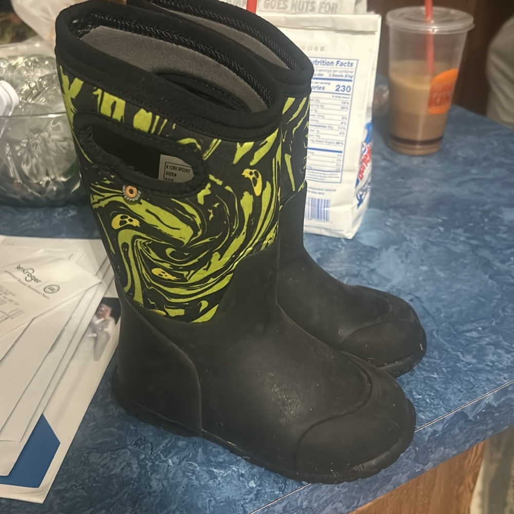Boys BOGS boots size 10 (little kid)